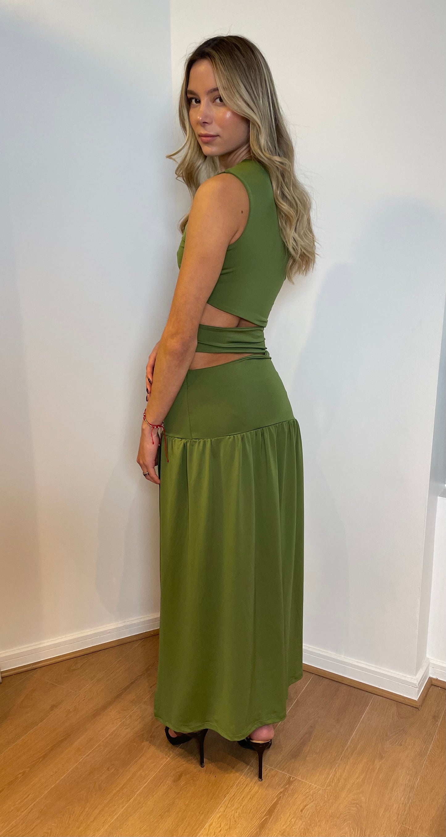VESTIDO LARGO CON DETALLE EN LA CINTURA.