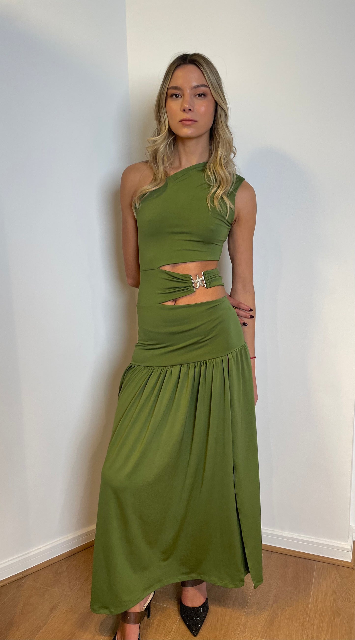 VESTIDO LARGO CON DETALLE EN LA CINTURA.