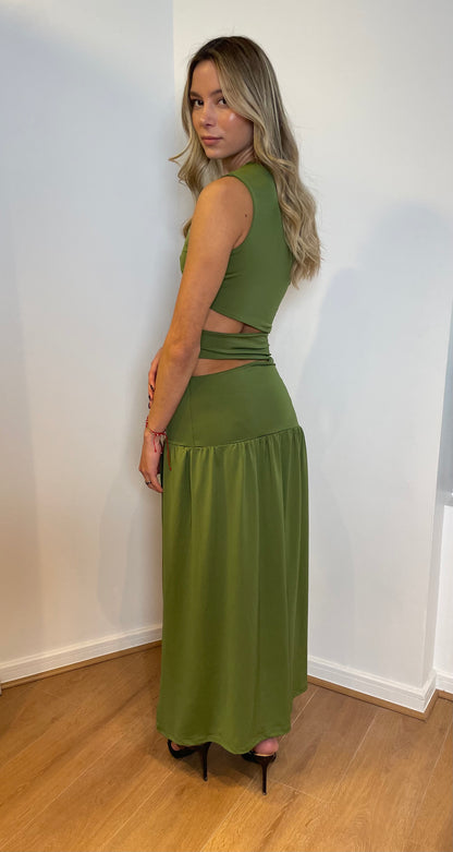 VESTIDO LARGO CON DETALLE EN LA CINTURA.
